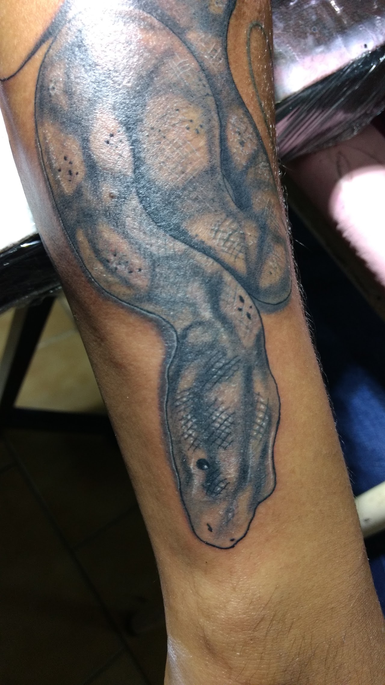 Tatuaje de serpiente realizado en Dosho Tattoo Supply